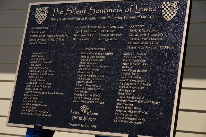 The plaque lists the major donors, the steering committee, founders and contributors.